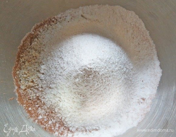 Муку, миндальную муку, сахарную пудру и какао просеять в чашу миксера, перемешать, добавить соль.