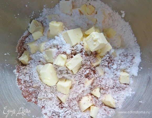 Ввести охлажденное масло и при помощи насадки «весло» на самой медленной скорости перемешать до состояния мелкой крошки.