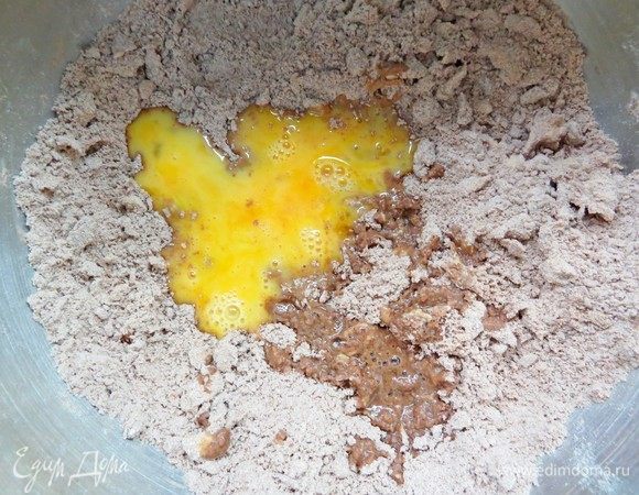 Ввести ванильный экстракт и яйцо. Снова, не увеличивая скорость, перемешивать, пока тесто не начнет собираться в шар.