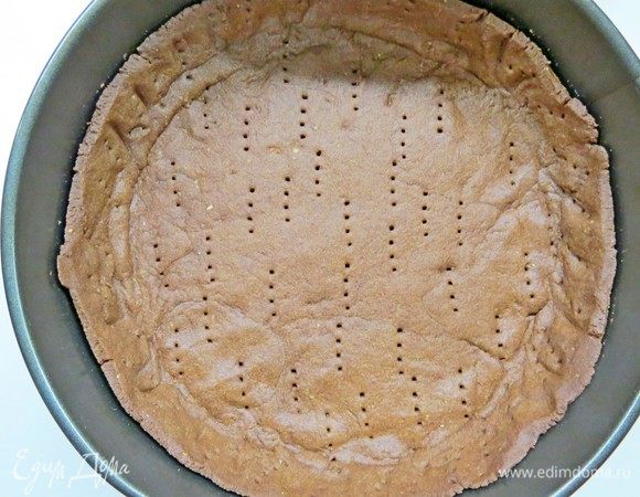 Холодное тесто раскатать толщиной 2-3 мм между двумя листами пергамента. Уложить в форму для тарта, часто наколоть вилкой. Убрать в морозильник на 4-5 часов. Затем разогреть духовку до 170°С. Не размораживая сразу же переложить форму с тестом в духовку и выпекать ~18-20 минут.