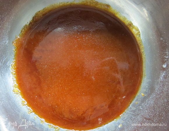 Сахар растопить, не помешивая, в толстостенной сковороде, сварить карамель насыщенного янтарного цвета.