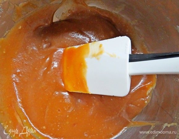 Снять с огня и по одной столовой ложке очень быстро вводить маскарпоне, перемешивая смесь, чтобы избежать появления твердых комочков.