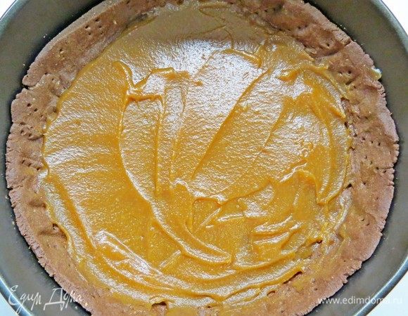 Остывшую карамель переложить на дно песочной основы, выровнять ложкой и дать хорошо застыть в холодильнике.