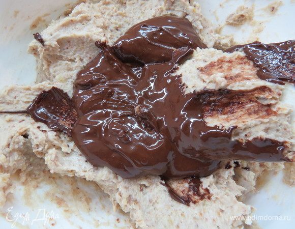 Шоколад растопить в микроволновке или на водяной бане, в 2-3 приема ввести в получившуюся массу, постоянно перемешивая ее лопаткой.