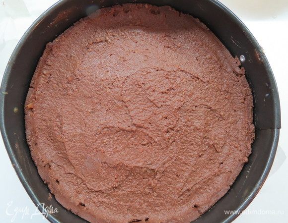 Получившуюся начинку выкладываем на затвердевшую карамель, разравниваем и убираем в холод минимум на час.