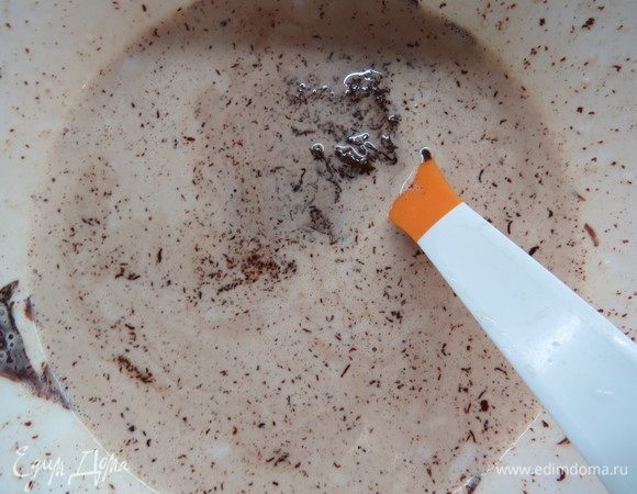 Готовим шоколадный ганаш. Шоколад поломать на кусочки, выложить в миску. Сливки нагреть до 90-92°С, затем вылить на подготовленный шоколад и оставить на 2-3 минуты. Аккуратно перемешать ганаш до однородности, в конце добавив ром.