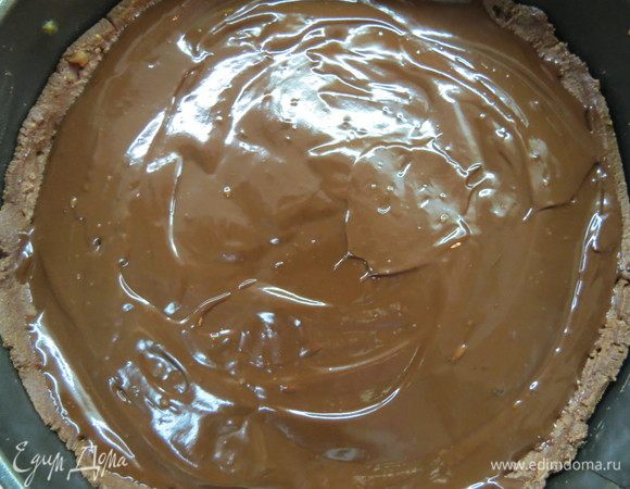 Покрыть шоколадным ганашем тарт и убрать в холод на 10-12 часов.