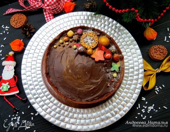 Украшаем тарт по желанию и возможностям. У меня украшен шоколадным печеньем, которые я сделала из остатков шоколадного песочного теста, шоколадной лентой, кондитерскими бусинами и посыпкой.