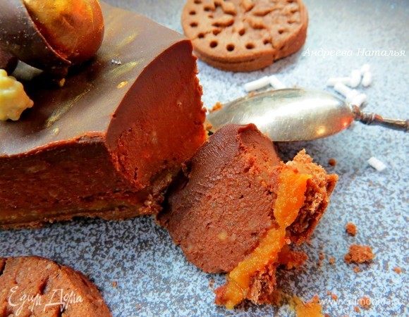 Нарезаем тарт на кусочки, раздаем гостям и наслаждаемся непередаваемым шоколадно-каштановым вкусом и бархатной текстурой.