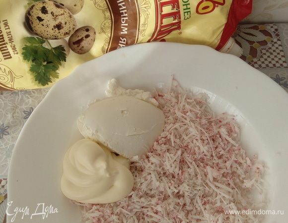 Крабовые палочки трем на средней терке, соединяем с сыром и майонезом ТМ «МахеевЪ».
