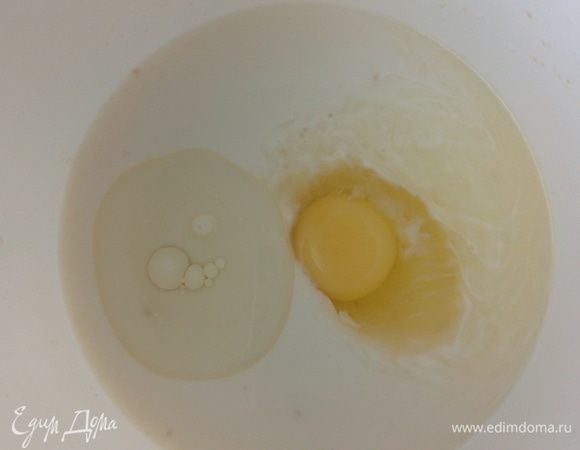 Дрожжи, соль и сахар развести в молоке комнатной температуры. Добавить яйцо и масло. Тщательно перемешать.