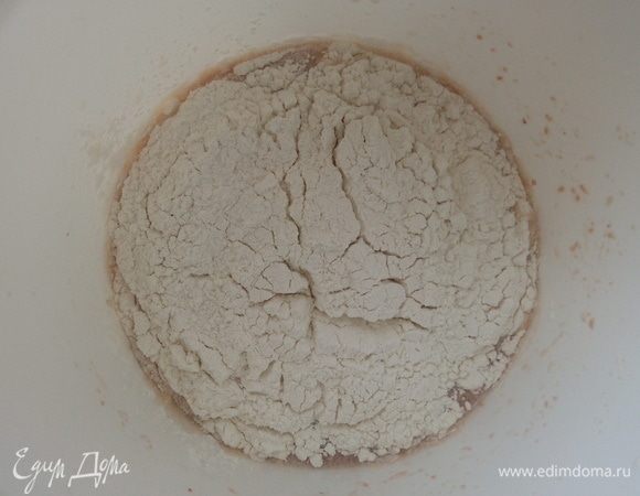 Завершаем все мукой. Замешиваем  эластичное тесто.