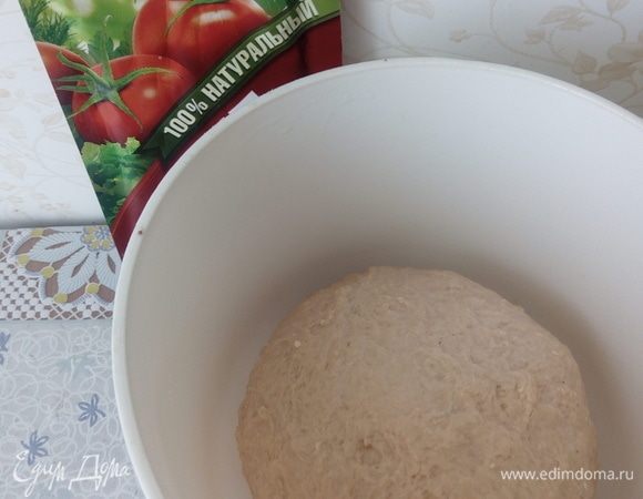 Замешиваем эластичное тесто. Посуду и тесто смазываем растительным маслом. Убираем в тепло на 1 час.