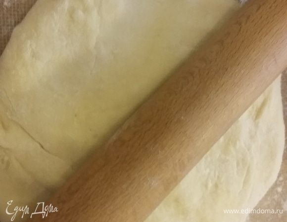 Завершаем замес ручками, формируя шар из нежного мягкого однородного теста. Заворачиваем в пленку и отправляем в холодильник. 