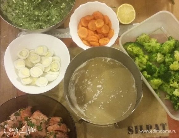 Продукты для начинки. Разноцветные, мягкие, хрустящие, соленые и сладкие, но все супер полезные и питательные, одним словом — витаминная мозаика. Скушал кусочек пирога, запил шампанским и вперед на улицу, запускать салюты и кидаться снежками!