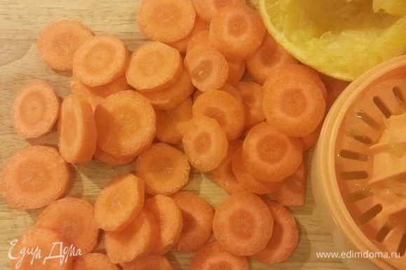 Первый слой — пассированная в апельсиновом соке с медом морковка с огорода. Можно сразу сгрызть пару корнеплодов — очень полезно для глаз! Тушим морковь недолго, минут 7-10, добавив также листочки тимьяна.