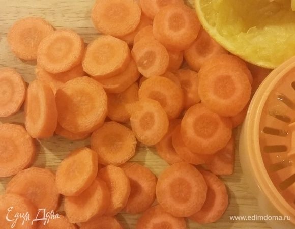 Первый слой — пассированная в апельсиновом соке с медом морковка с огорода. Можно сразу сгрызть пару корнеплодов — очень полезно для глаз! Тушим морковь недолго, минут 7-10, добавив также листочки тимьяна. 