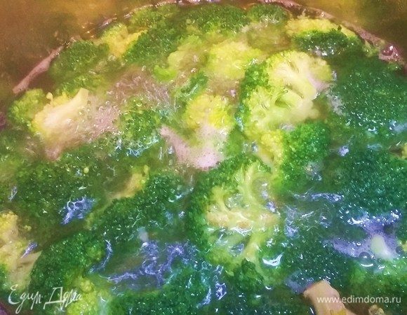 Вторым слоем будет брокколи. Этот ценный овощ ярко зеленого цвета прочно обосновался в списках самых полезных даров природы. Здесь все просто — бланшируем соцветия в подсоленном кипятке несколько минут и опускаем в холодную воду со льдом. 