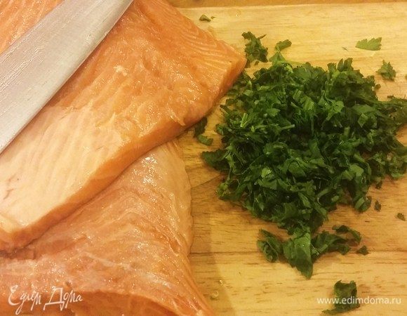 Третий слой — лосось. Самый эффективный вариант — купить целую рыбу кг на 2-3, снять филе и четверти рыбки будет более чем достаточно. Аккуратно нарезаем на небольшие кусочки этот кладезь Омеги и прочих необходимых для человека жиров и витаминов. Подсаливаем и смешиваем с нашинкованным пучком петрушки. 