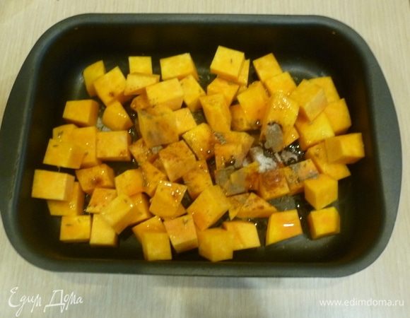 Тыкву крупно нарезать. Разогреть духовку до 180°С. Смешать в жаропрочной миске тыкву, 1 ст. л. оливкового масла, по щепотке корицы, зиры, паприки. Запекать 35-40 минут до готовности.