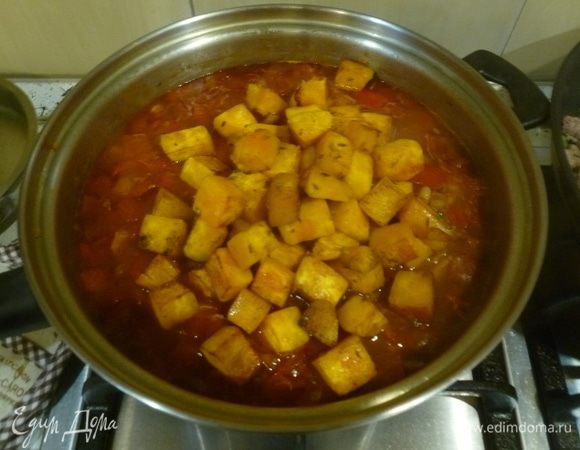 Затем вмешать тыкву. Посолить по вкусу. Снять с огня.