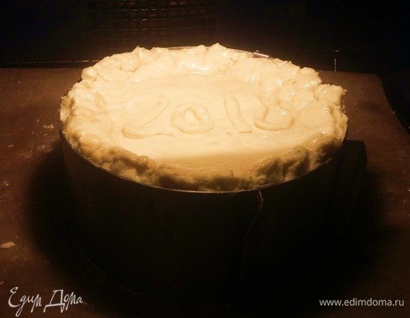 Разогреваем духовой шкаф предварительно до 170-180°С. Раскатываем крышечку пирога, укладываем сверху и плотно защипываем края. Украшаем. Смазываем меланжем и отправляем выпекаться.