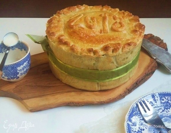 Картофельное тесто впитает в себя все соки. Для подачи можно приготовить соус — просто смешать сметану и хрен.