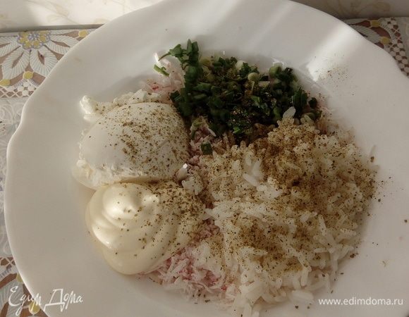 Затем добавляем рис, хмели-сунели и нарезанный лук. Тщательно перемешиваем.