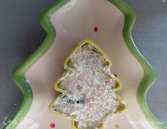 Выкладываем массу в форму в виде елочки. Можно просто сформовать шары. И украшаем укропом и майонезом (это зависит от фантазии).