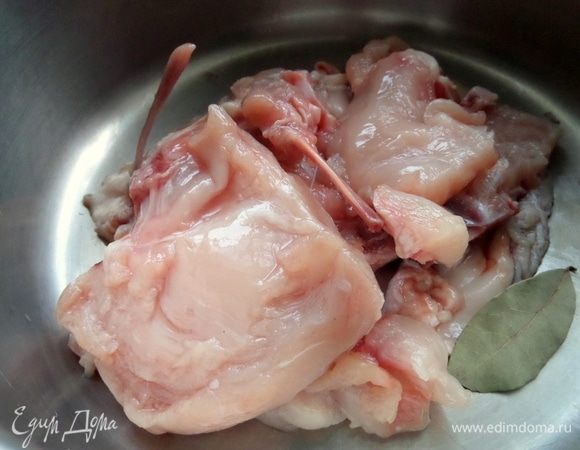 Бульон варился на 2 супа из 2 грудок на кости и с кожей.