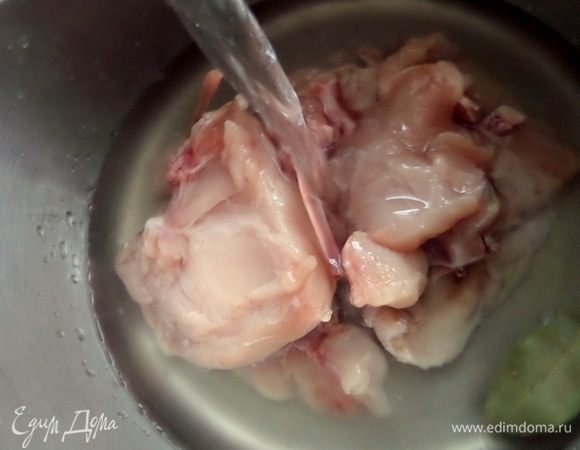 Залить водой и поставить на огонь с лавровым листом и солью.