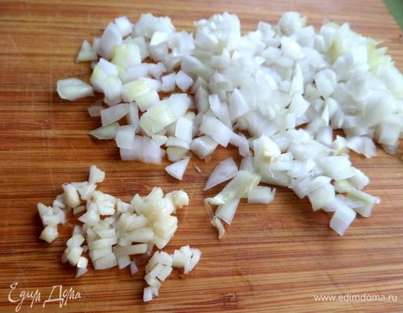 Пока бульон варится, нарезать лук, чеснок.