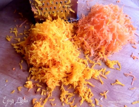 Морковь и тыкву натереть в равных количествах.