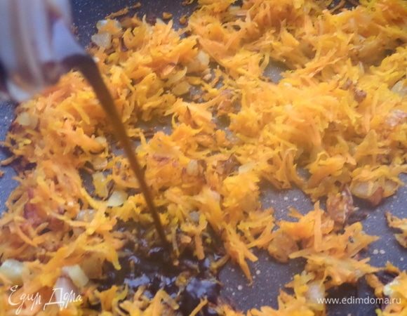 Перемешать на огне, влить соевый соус.