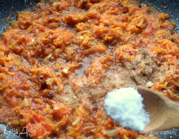 Соль, сахар, корицу. Потушить немного на огне.