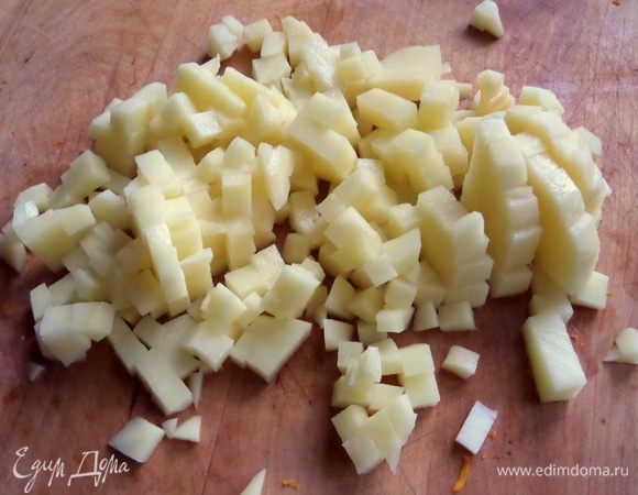 Картофель крупный нарезать мелким кубиком.