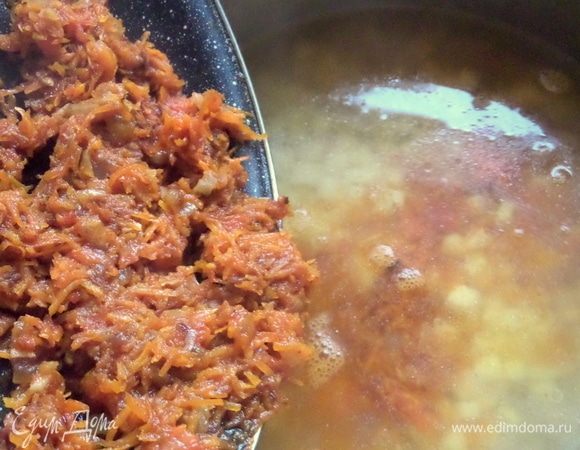 Затем со сковороды томатную зажарку.