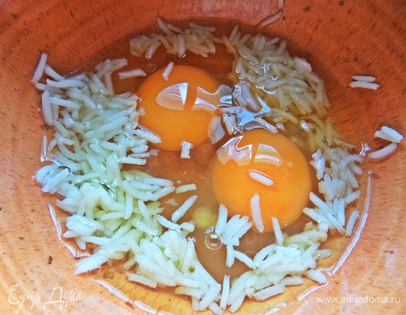 Пакетик варочного риса отварить, высыпать половинку в яйца.