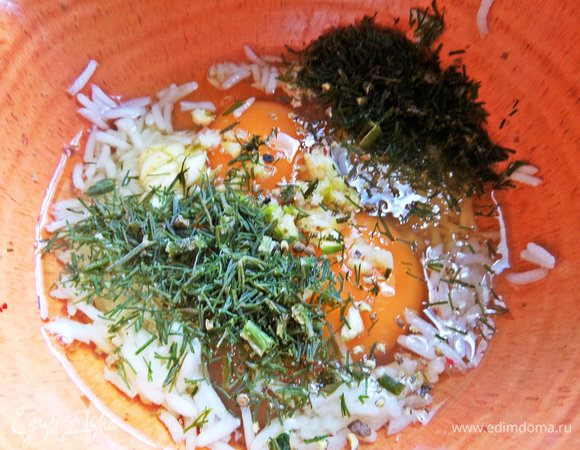 Добавить чеснок с солью и укроп.