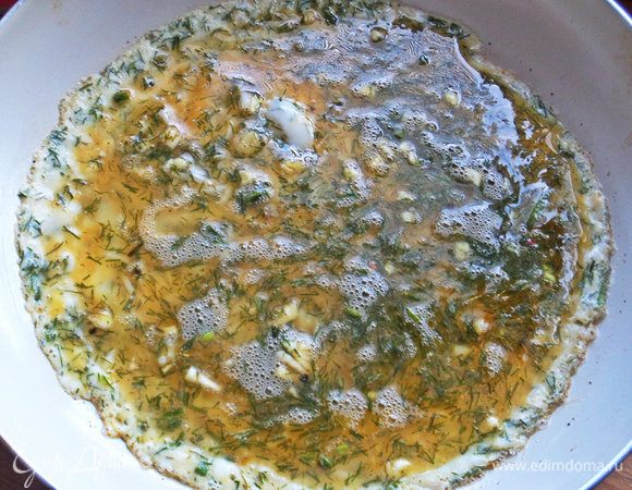 Вылить омлетный состав в сковороду с маслом.