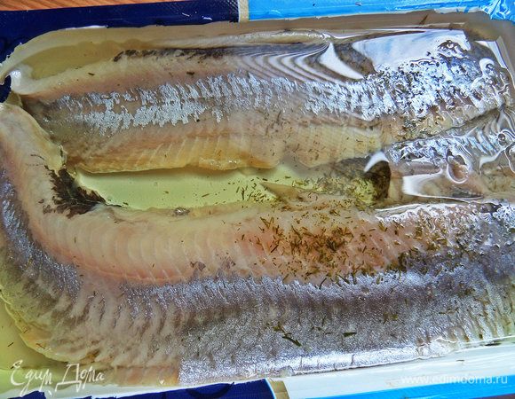 Для начинки используем готовое филе сельди.