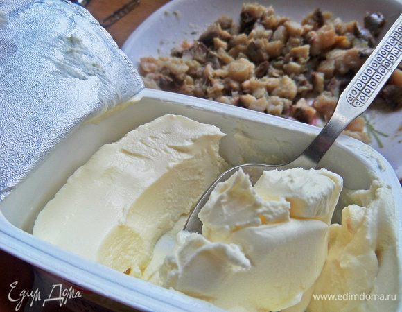 В начинку нужен любой крем-сыр типа Филадельфии, у меня Латвийский сливочный сыр. Тут можно с добавками, например, с укропом.