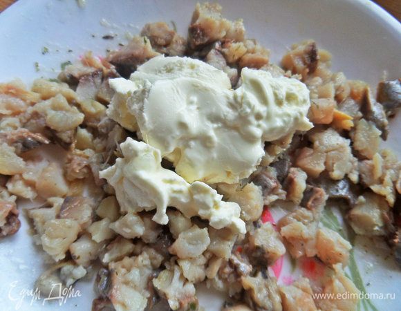 Примерно половину коробочки переносим в рыбу.