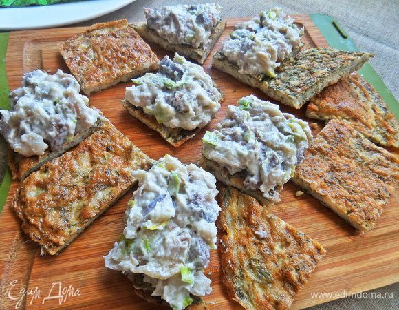 Нанести начинку на половину заготовок.