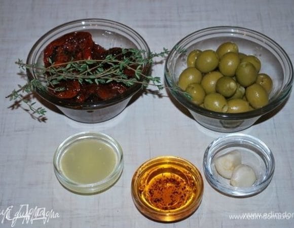 Подготовим все для начинки: вяленые помидоры, оливки, тимьян, сок лимона, чеснок и масло от вяленых помидоров.