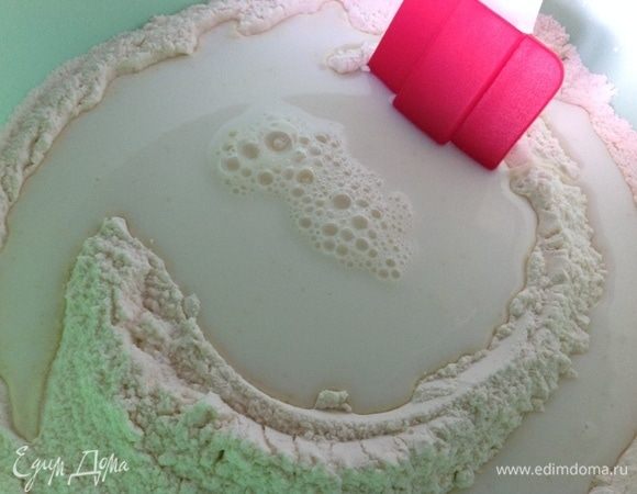 В миску дважды просеиваем муку, оставляем немного подышать.
Добавляем дрожжи, соль, сахар.
Делаем лунку и вливаем в лунку слегка теплое молоко и воду.