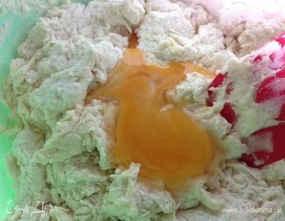 Замешиваем лопаткой чтобы молоко впиталось в муку и добавляем яйцо.
