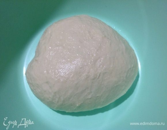 Теперь месим тесто руками или машиной если она у вас есть.
Я месила руками, постоянно смачивая руки водой немного, потому что тесто на этой стадии очень липкое, но муку добавлять не надо! Месила 15 минут.