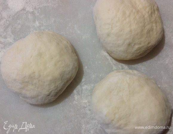 Обминаем каждую часть и скатываем в колобок.