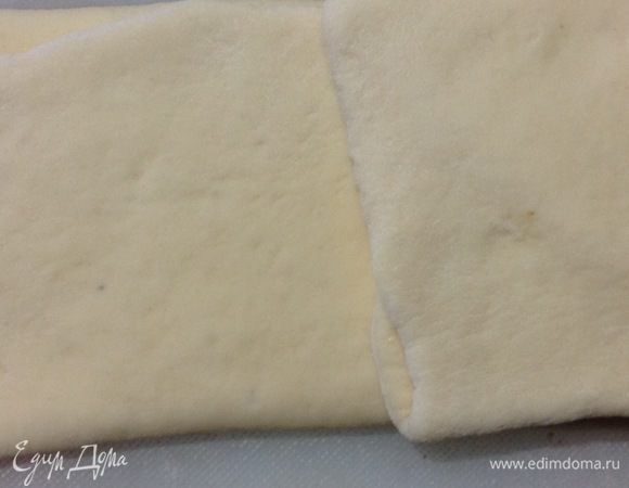 Боковую правую половину тоже складываем к центру.